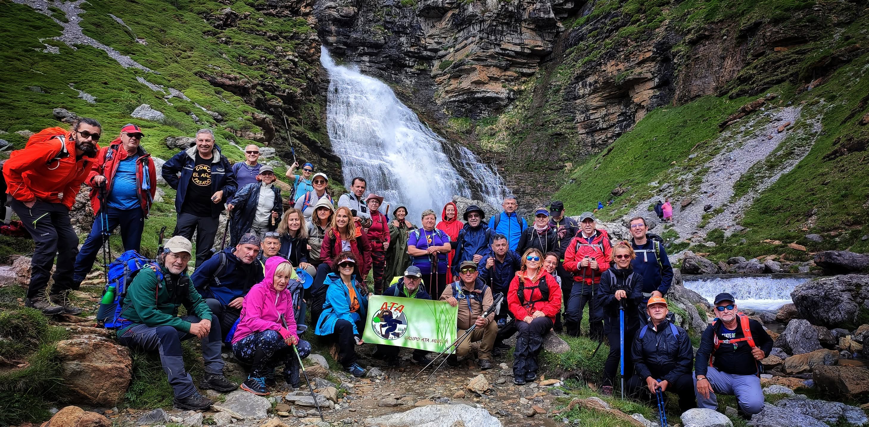 Grupo ATA durante una salida de montaña junto a una cascada