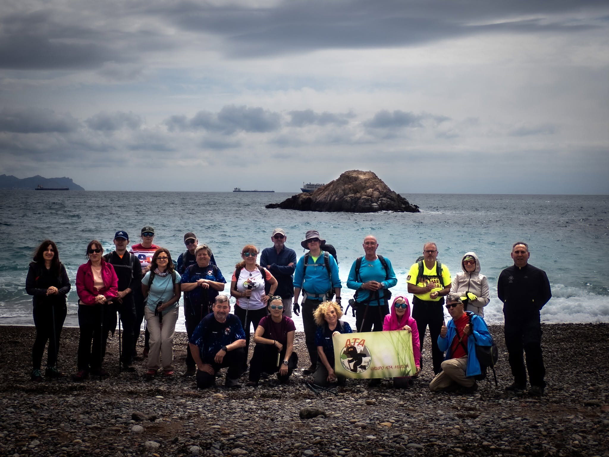 Socios de Grupo ATA reunidos durante una salida junto al mar
